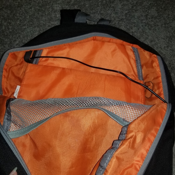 Tinyat Backpack with charging port - Picture 6 of 9